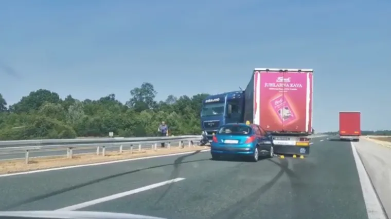 VIDEO Na autocesti kod Slavonskog Broda automobil se zabio u kamion. HAK upozorava da smanjite brzinu