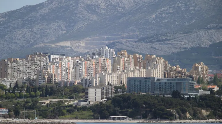 Požar na Marjanu: Brojni vatrogasci su na terenu, planulo je u blizini zoolo&scaron;kog vrta