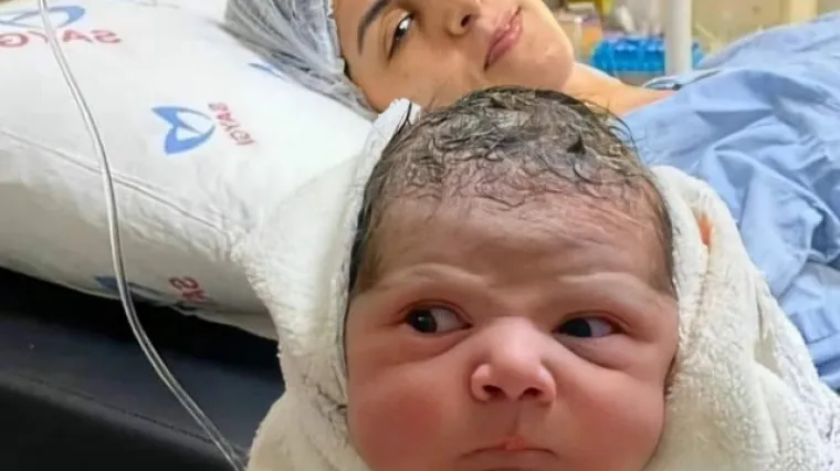 Tek je pola sata tu, a već mu je ovaj svijet sumnjiv