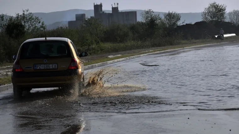 Snažna ki&scaron;a poplavila dio Nove Gradi&scaron;ke: 'U nižem dijelu grada je voda do koljena'