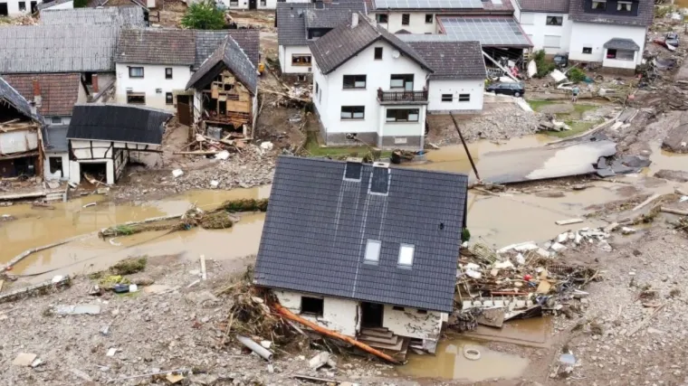 U poplavama u Njemačkoj i Belgiji poginulo 90 osoba, za stotinama se traga