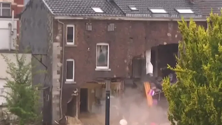 Najgore poplave u pola stoljeća! Dok je gradonačelnik davao izjavu, iza njega se sru&scaron;ila kuća: 'Jeste li to vidjeli?'