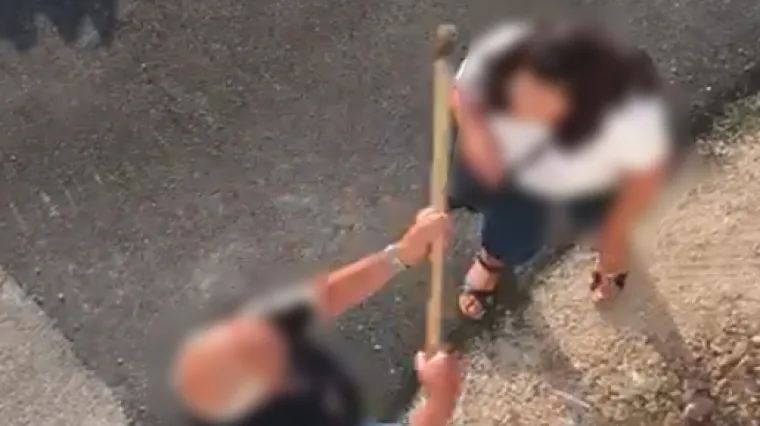 VIDEO/FOTO Brutalan obračun u Rastovcu! Mu&scaron;karac krampom nasrnuo na ženu i udario je u glavu: 'Ljudi, pomozite'