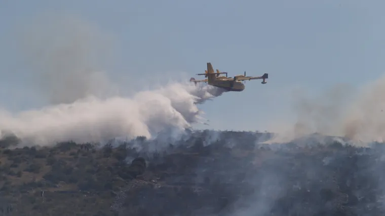 Požar na otoku Lavdara pod nadzorom, izgorjele su borova &scaron;uma, maslinici i nisko raslinje, nema o&scaron;tećenih kuća