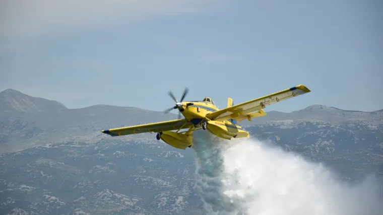 Požar na Braču i dalje se &scaron;iri, vi&scaron;e od 50 vatrogasaca bori se s vatrom