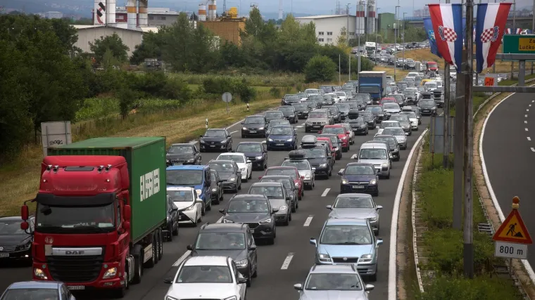 FOTO Pogledajte ogromne kolone na autocesti u smjeru mora, na nekim mjestima su duge po sedam kilometara