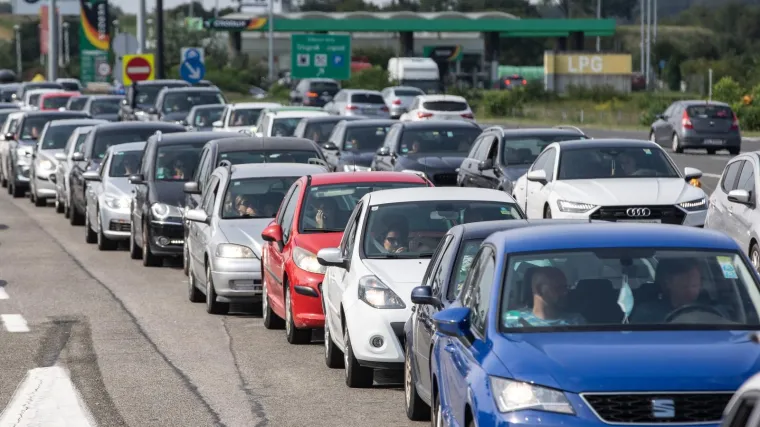 Vozači, oprez! Pojačan promet na većini cesta u smjeru mora i unutra&scaron;njosti, kolnici skliski