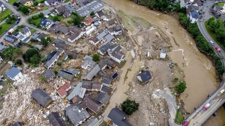 Merkel posjetila najteže pogođene krajeve te vidjela sablasnu sliku poplave: &Scaron;okirana sam, ovo je nadrealno