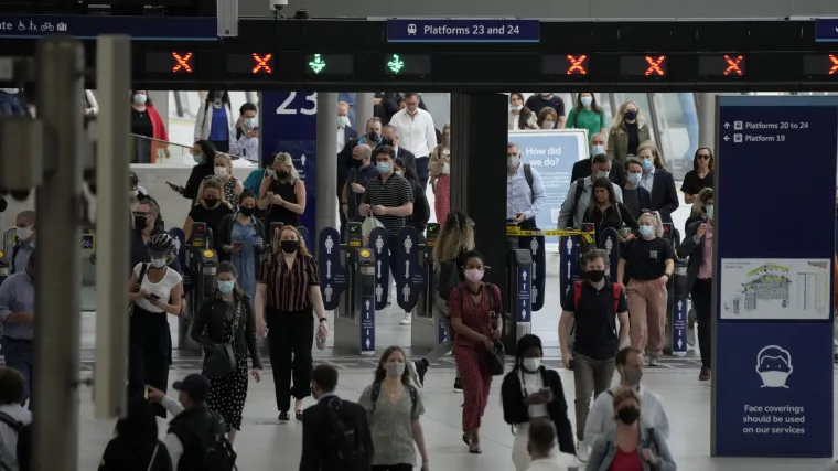 Britanski stručnjak upozorio: Uoči ukidanja mjera, sto tisuća slučajeva Covida dnevno je 'gotovo neizbježno'