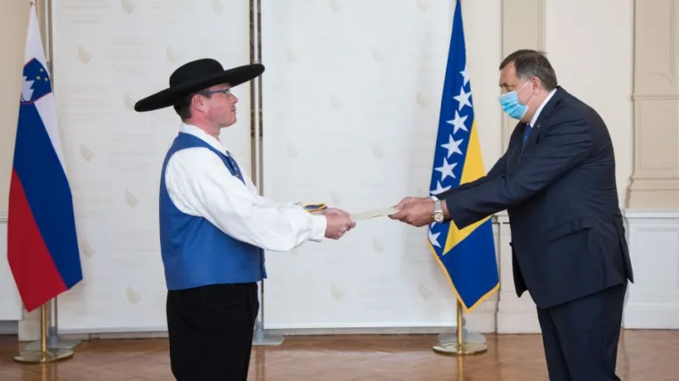 Novi slovenski veleposlanik u BiH predao mu vjerodajnice odjeven u narodnu no&scaron;nju