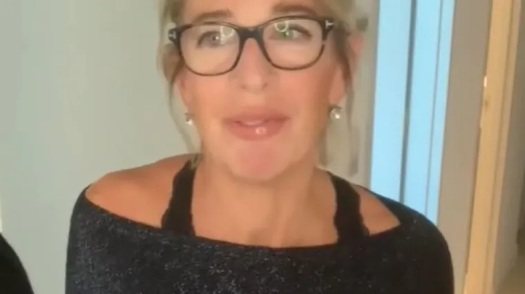 Prekr&scaron;ila karantenu: Poznata komentatorica bit će deportirana jer se hvalila otvaranjem vrata bez odjeće i bez maske!