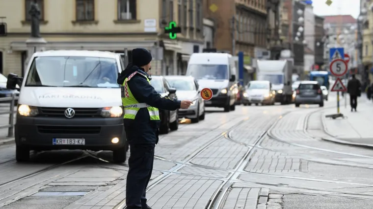 Sredovječni gospodin prvo psovao prometnog redara na parkirali&scaron;tu, počeo ga tući, na kraju i pobjegao