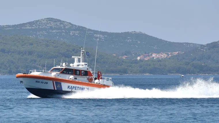 Spa&scaron;avali plivača koji se utapao po buri, na kraju spasili jo&scaron; troje: Turist plutao na luftmadracu, a dvoje u gumenom čamcu
