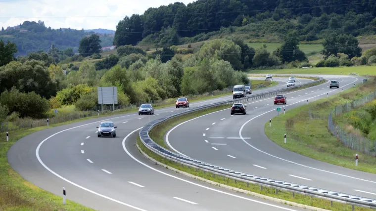 &Scaron;teta je velika: Četiri automobila o&scaron;tećena na autocesti - djeca bacala kamenje s nadvožnjaka?