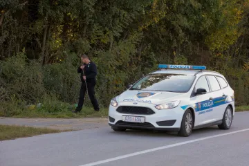 Preminuo motociklist (60) nakon što je na njega naletio auto koji se uključivao s travnate površine