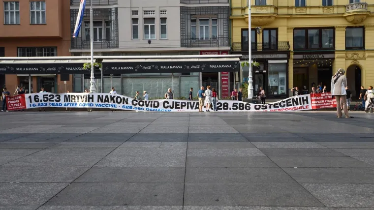 Izvjesili su veliki transparent protiv cijepljenja; Plenković: 'Svatko tko se zarazi, a nije se cijepio, i izgubi život, mogao je to izbjeći'