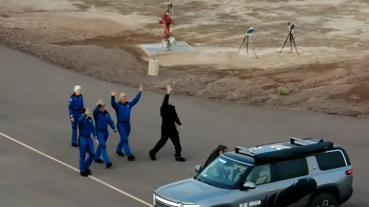 Bezosov povijesni suborbitalni let: Letjelicom se upravlja sa zemlje, nema posadu nego samo putnike koji daju znak za polijetanje