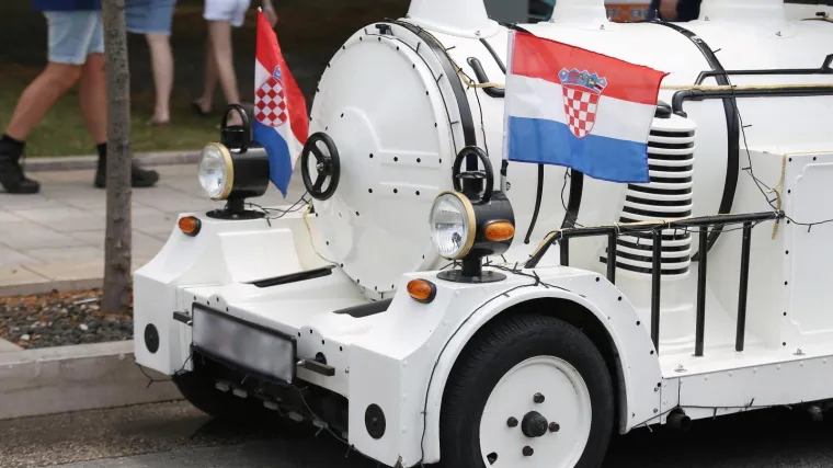 Dijete palo pod turistički vlakić i te&scaron;ko se ozlijedilo - agencija bez komentara