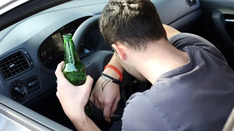 Divljak u centru Zagreba: Pijan se posvađao s mu&scaron;karcem pa ubrzao auto i vozio ga na haubi. Izazvao je jo&scaron; jednu nesreću...