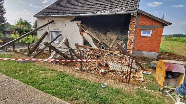 Kuća se uru&scaron;ila na čovjeka kod Nove Gradi&scaron;ke: Mu&scaron;karca su morali izvlačiti vatrogasci