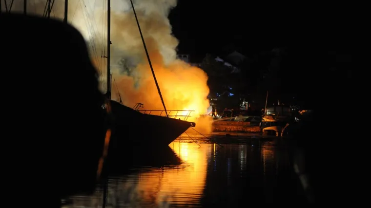 Planuo gumenjak na Hvaru: Mu&scaron;karac koji je popravljao motor zadobio te&scaron;ke opekline, helikpterom prebačen u Split