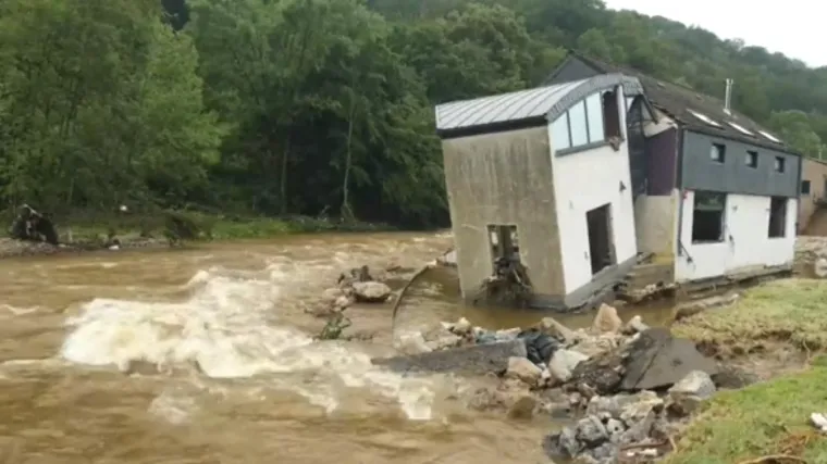 Četverogodi&scaron;nji sin i otac 11 sati su se držali za granu i poku&scaron;avali spasiti. Supruga i kći su se utopile