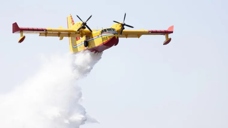 Dva kanadera i helikopter gase požare u Dalmaciji: Gori u Zadarskoj i Splitsko-dalmatinskoj županiji