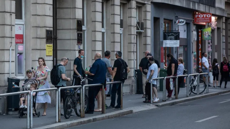 Gužve u Petrinjskoj, ljudi satima čekaju na red: 'Neki dođu ujutro, uzmu hrpu brojeva i onda ih prodaju!'