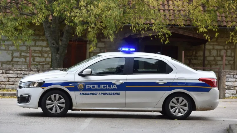 Vlasnik firme podivljao nakon &scaron;to mu je 19-godi&scaron;nji radnik dao otkaz, napao ga verbalno i tjelesno i te&scaron;ko ozlijedio