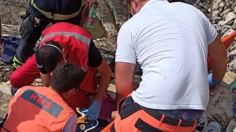 U Istri te&scaron;ko ozlijeđena 22-godi&scaron;njakinja: Skočila u more s visine od 14 metara. Policija izdala upozorenje