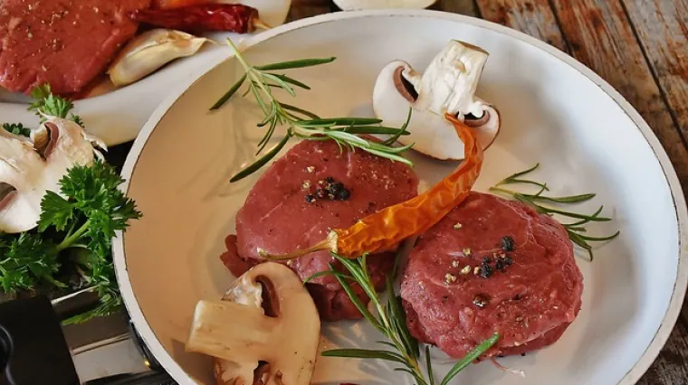 Kuhana junetina s umakom &bdquo;allemande&ldquo;