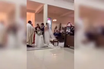 Sirotog mladoženju slomila nervoza usred vjenčanja, u crkvi nastao sveopći lom od smijeha kada ga je 'provalio'