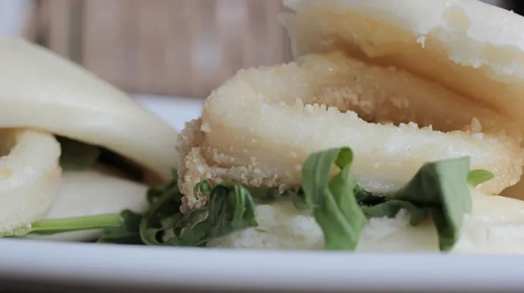 Lignje punjene kruhom u umaku od rajčice