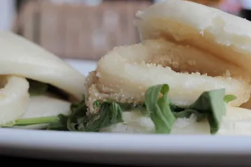 Lignje punjene kruhom u umaku od rajčice