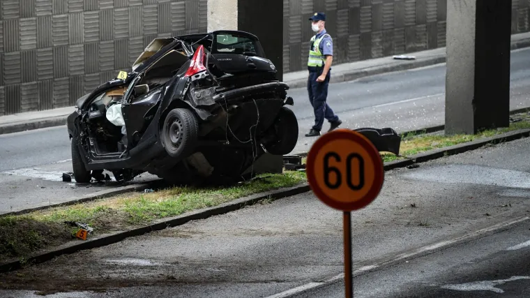 Uni&scaron;ten do neprepoznatljivosti: Automobil sletio s ceste i zabio se u stup, jedna osoba poginula, policija traži očevice