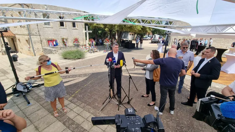 Milanović u Oklaju prvo 'nahvalio' trg kao 'grez i vla&scaron;ki', a onda: 'Dulje sam ja bio u Oklaju nego Tesla u Srbiji'