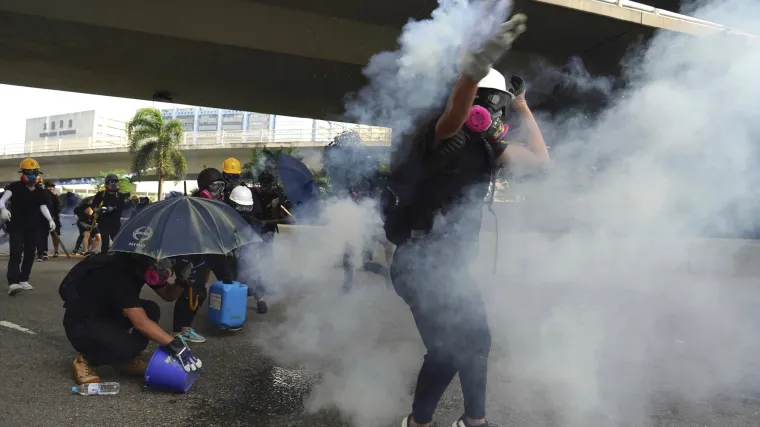 Slovačka policija ispalila je suzavac na protivnike ograničenja zbog covida koji su bacali jaja na zgradu parlamenta