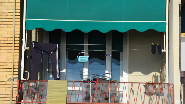 Duh pokojnice obitelj s dvoje djece istjerao iz stana, već vi&scaron;e od mjesec dana živi na balkonu!