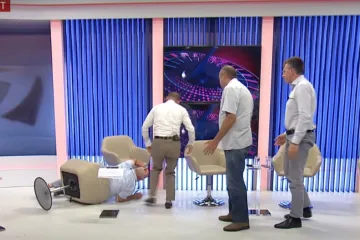 Tko tebe replikom, ti njega šakom: Političari se tako potukli u studiju da su morali prekinuti emisiju!