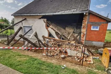 Kuća se sru&scaron;ila na mu&scaron;karca, morali ga izvlačiti vatrogasci