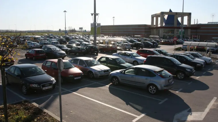 Policajci će kod trgovačkih centara tražiti djecu ostavljenu u autima: 'S obzirom na predstojeće visoke temperature...'