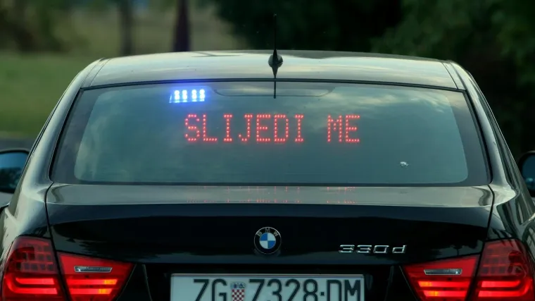 Presretačem zaustavljali na autocesti i naplaćivali veće kazne. Od dvojice vozača su uzeli besplatne mobitele!