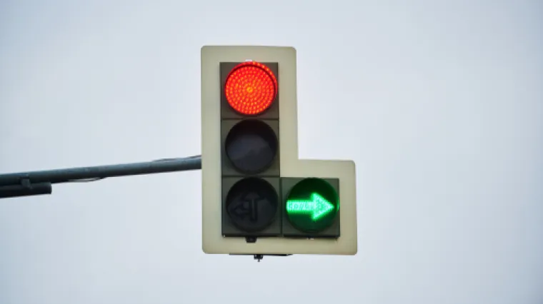 Smijete li ući u raskrižje ako su upaljeni zelena strelica i crveno svjetlo na semaforu? Evo &scaron;to kaže stručnjak