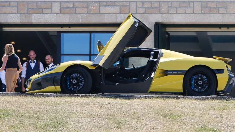 Tko bi odolio ovakvoj ljepotici? Rimčeva žuta Nevera plijeni pozornost na svadbeni dan