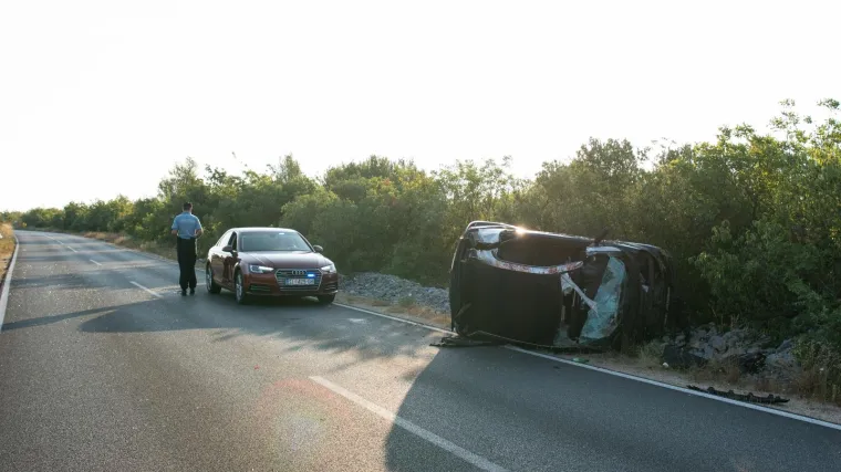 Prometna nesreća kod Sirme: Automobil je u potpunosti smrskan, a vozač je zavr&scaron;io u bolnici