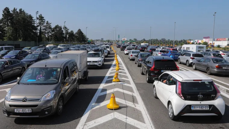 FOTO Udarni turistički vikend je stigao: Gužve na cestama prema moru, povremeno se zatvara tunel Sv. Rok