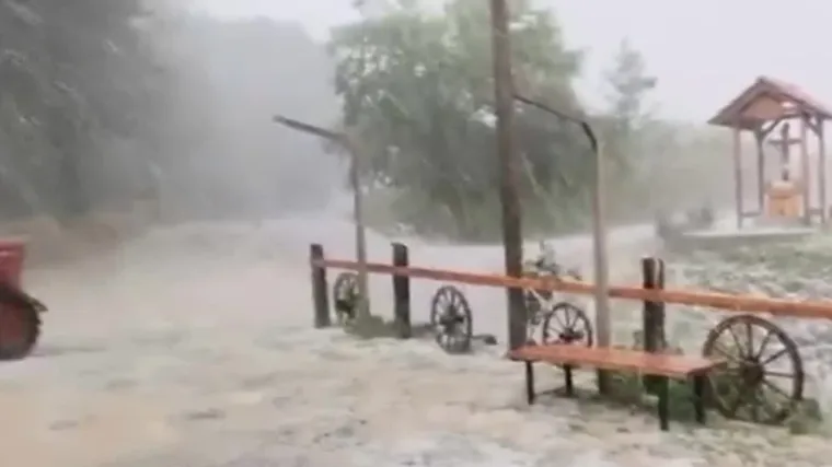 Ne pamte ovakvo nevrijeme vi&scaron;e od 50 godina: Tuča uni&scaron;tila vinograde i vrtove mje&scaron;tana Konj&scaron;ćine. Nekima uni&scaron;teno i do 60 posto uroda