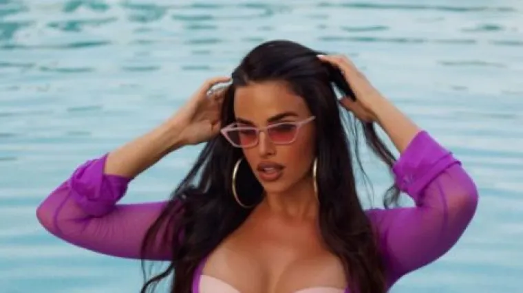 Dekolte Ivane Knoll nezapamćeno rasko&scaron;an i gol: Vruće bazensko izdanje potaknulo pitanje o grudima