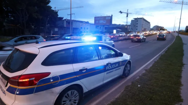 Prelazila je na zebri, nakon udara se bori za život