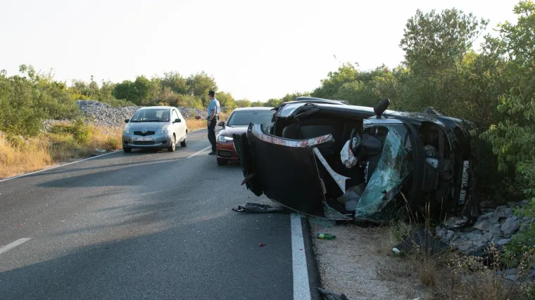 Auto potpuno smrksan, vozač je imao sreće - nema ozbiljnijih ozljeda